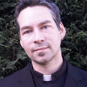 Ayuda espiritual catlica: foto del rostro de un sacerdote catlico joven.