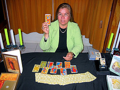 Algunos ofrecen ayuda espiritual mediante el tarot: imagen de una tarotista tirando cartas.