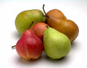 Dieta espiritual que ayuda: imagen de un grupo de seis peras algunas verdes y otras maduras.