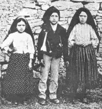 Imagen de Sor Lucia vidente de Fatima en blanco y negro junto a sus dos hermanos.